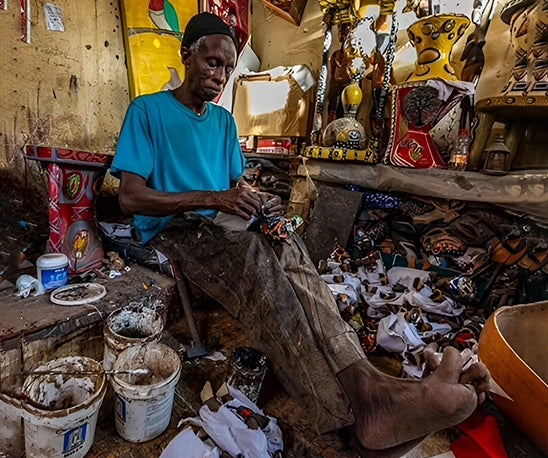 artisan sénégalais sculptant dans son atelier artisanat africain fait main culture sénégalaise Senegal'Art